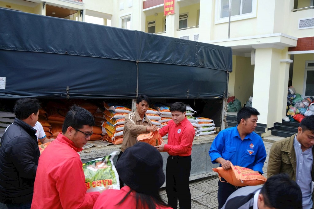 Các nhu yếu phẩm được tỉnh Quảng Ninh gửi tặng bà con Nhân dân xã D'ran