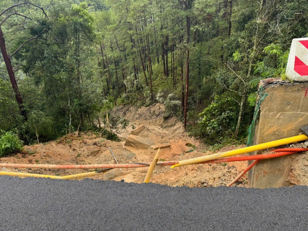 Sạt lở do mưa lũ trên tuyến đèo Prenn