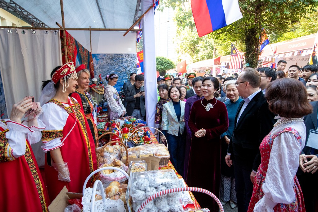 Bà Ngô Hương Ly, Phu nhân Tổng Bí thư Tô Lâm cùng các đại biểu đi tham quan các gian hàng Bà Ngô Hương Ly, Phu nhân Tổng Bí thư Tô Lâm cùng các đại biểu đi tham quan các gian hàng