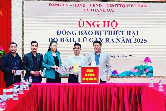 Lãnh đạo xã Thanh Oai tham gia ủng hộ đồng bào bị ảnh hưởng bởi bão lũ 