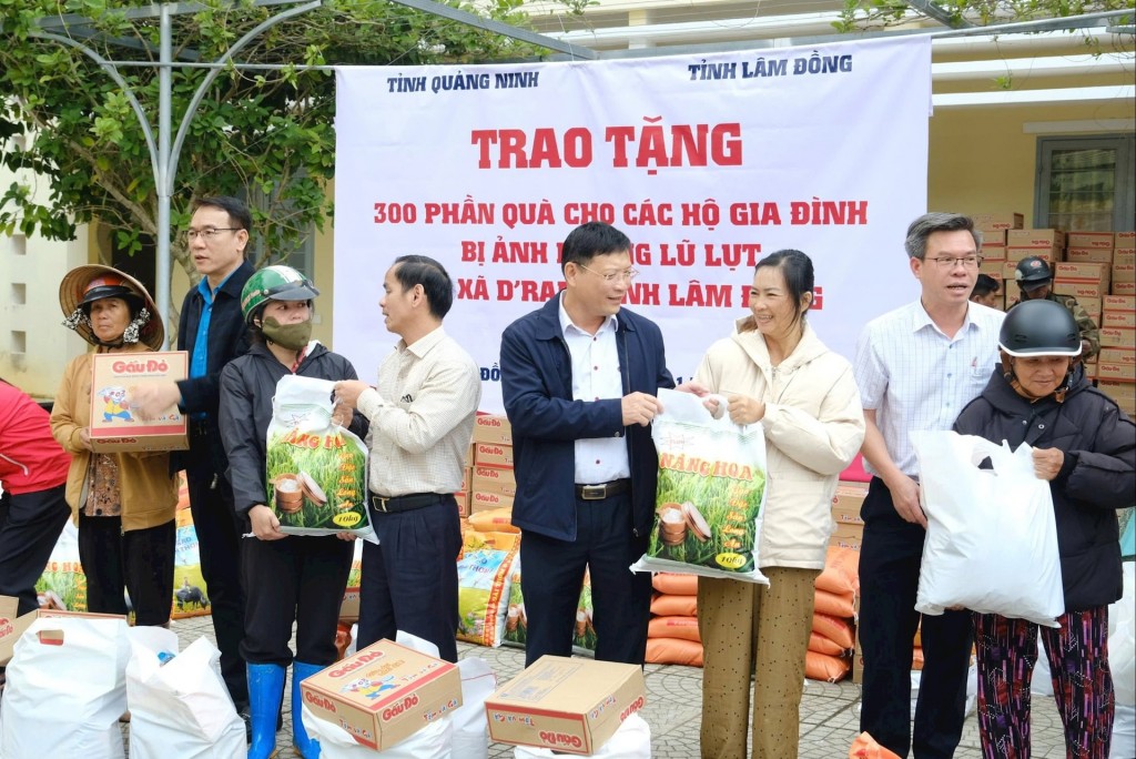 Đoàn công tác tỉnh Quảng Ninh tặng quà cho bà con xã D'ran