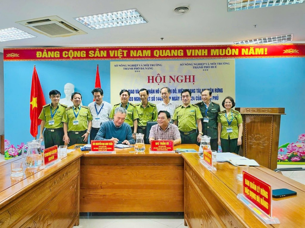 Sở Nông nghiệp và Môi trường TP Huế và Sở Nông nghiệp và Môi trường TP Đà Nẵng tổ chức thủ tục bàn giao, tiếp nhận hồ sơ, bản đồ, hiện trường tài nguyên rừng giữa hai địa phương theo Nghị quyết 144/NQ-CP ngày 18/9/2024 của Chính phủ (Ảnh N.T)