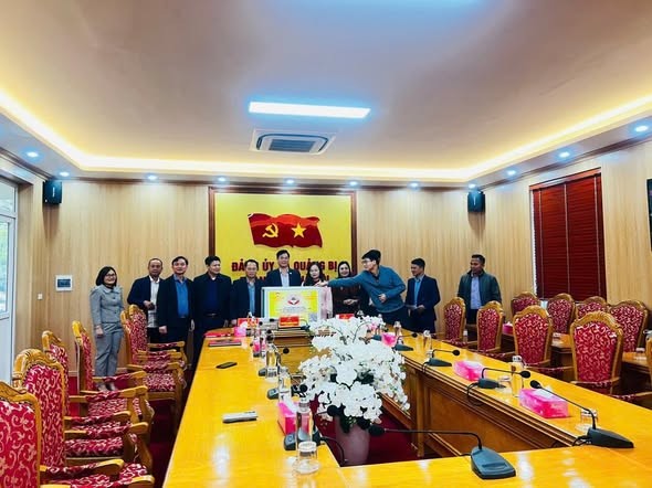 Lãnh đạo xã Quảng Bị ủng hộ đồng bào miền Trung