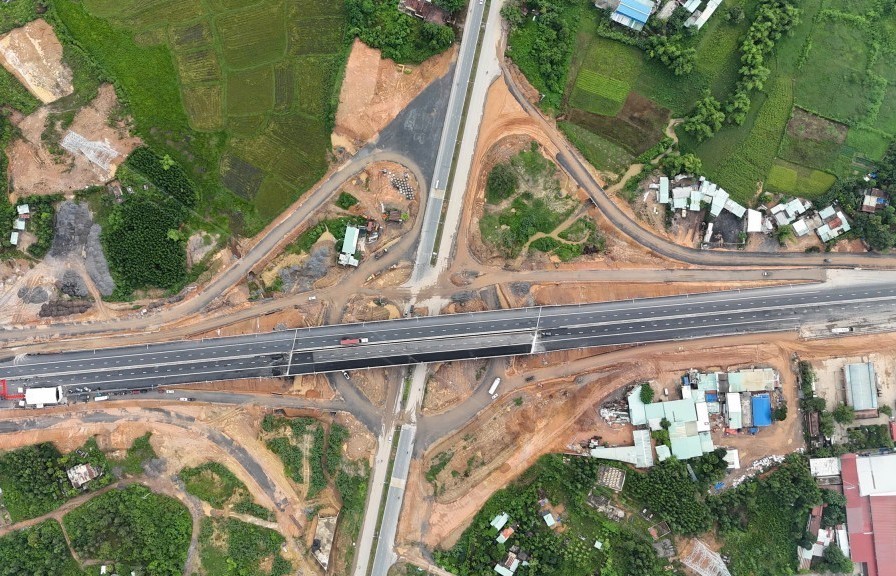 Cao tốc La Sơn - Hòa Liên tiếp tục tổ chức giao thông tạm thời