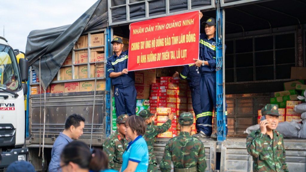 Bám sát tinh thần chỉ đạo của Trung ương, tỉnh, Ủy ban MTTQ tỉnh cũng đã nhanh chóng họp với các sở, ngành thống nhất phương án hỗ trợ và phân công nhiệm vụ cụ thể cho từng đơn vị. Ngay sau cuộc họp, các cơ quan, đơn vị khẩn trương chuẩn bị, tập kết lương