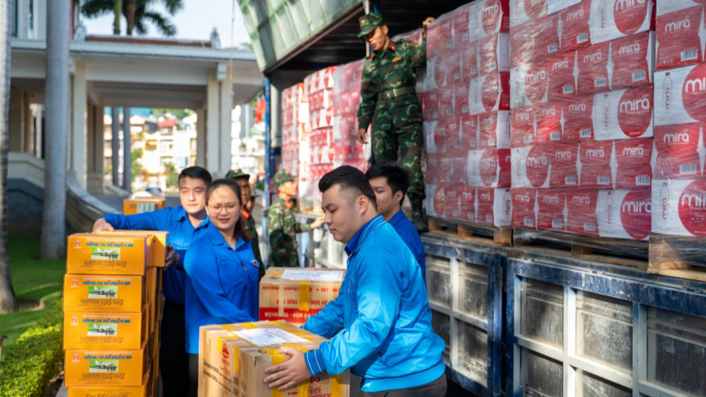 Hơn 45 tấn hàng hóa, nhu yếu phẩm được vận chuyển cấp tốc tới tay đồng bào Lâm Đồng