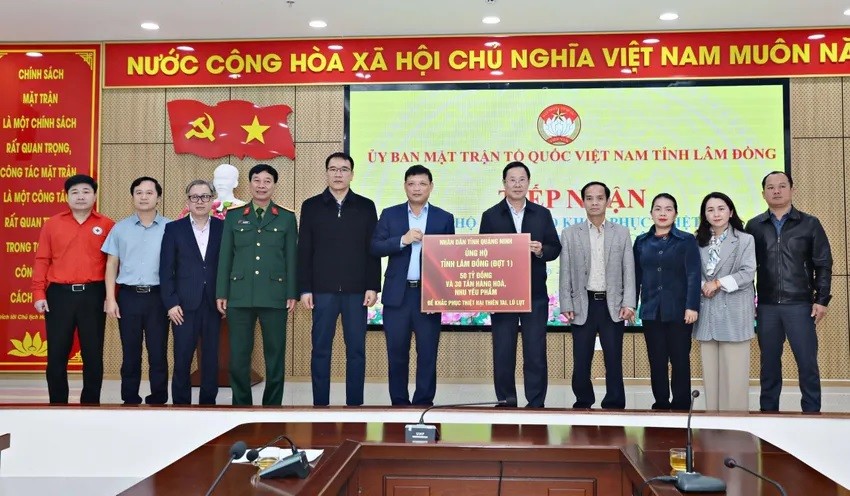 Tỉnh Quảng Ninh trao kinh phí, nhu yếu phẩm ủng hộ tỉnh Lâm Đồng.