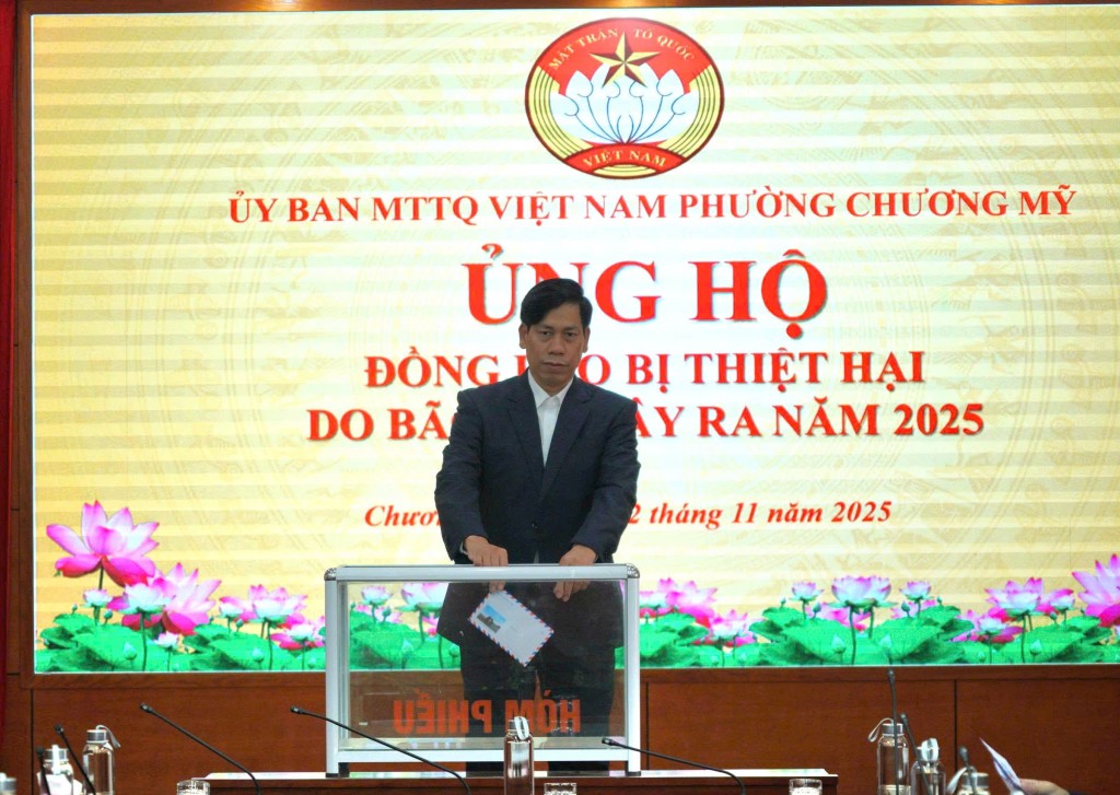 Lãnh đoạ phường Chương Mỹ ủng hộ đồng báo miền Trung