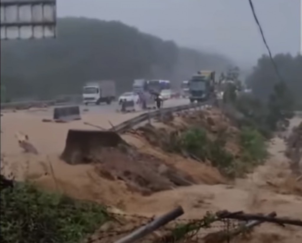 Lũ ào ạt tràn qua cao tốc La Sơn – Hòa Liên khiến giao thông tê liệt sáng 27/10 Lũ ào ạt tràn qua cao tốc La Sơn – Hòa Liên khiến giao thông tê liệt sáng 27/10