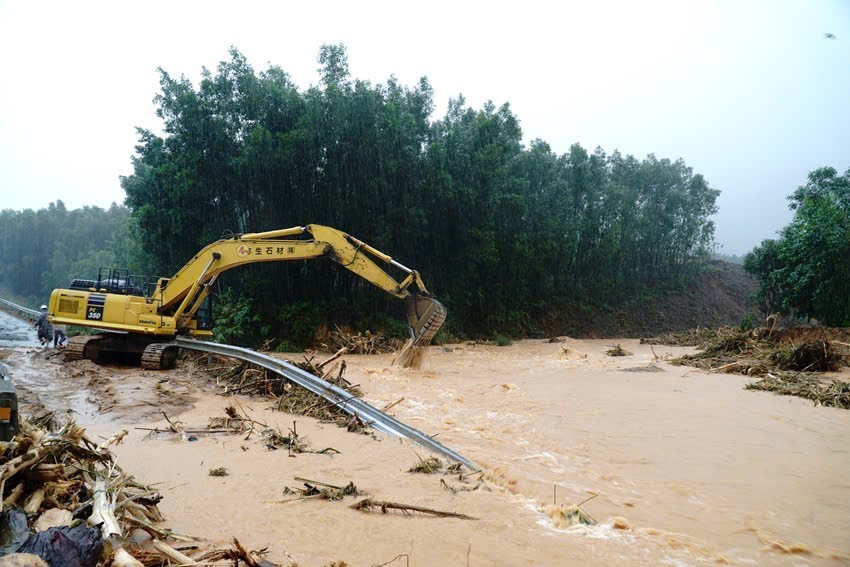 Để đảm bảo an toàn cho người và phương tiện tham gia giao thông trên đoạn tuyến, tiếp tục triển khai phương án tổ chức giao thông tạm thời trên tuyến cao tốc La Sơn – Hòa Liên Để đảm bảo an toàn cho người và phương tiện tham gia giao thông trên đoạn tuyến, tiếp tục triển khai phương án tổ chức giao thông tạm thời trên tuyến cao tốc La Sơn – Hòa Liên