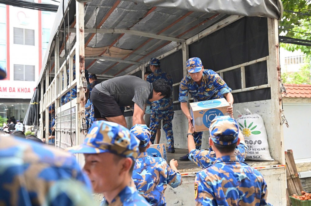 Vinamilk nhân đôi trách nhiệm khi mưa lũ: 160.000 sản phẩm cứu trợ đến với đồng bào Gia Lai, Đắk Lắk và Khánh Hòa