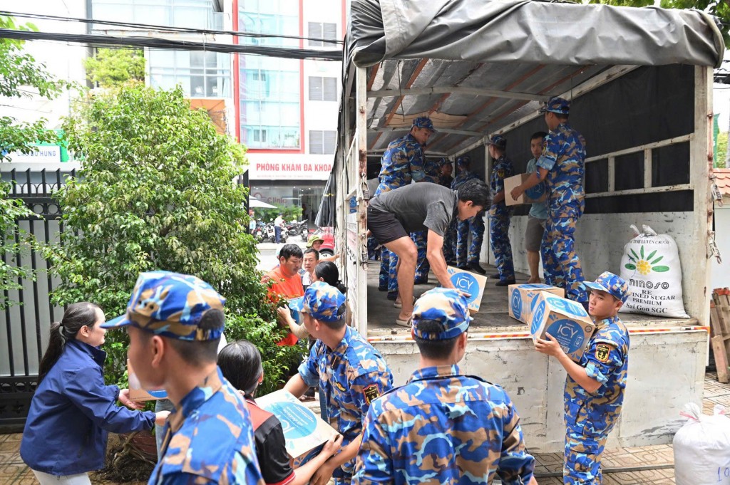 Vinamilk nhân đôi trách nhiệm khi mưa lũ: 160.000 sản phẩm cứu trợ đến với đồng bào Gia Lai, Đắk Lắk và Khánh Hòa