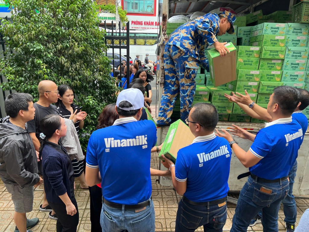 Vinamilk nhân đôi trách nhiệm khi mưa lũ: 160.000 sản phẩm cứu trợ đến với đồng bào Gia Lai, Đắk Lắk và Khánh Hòa