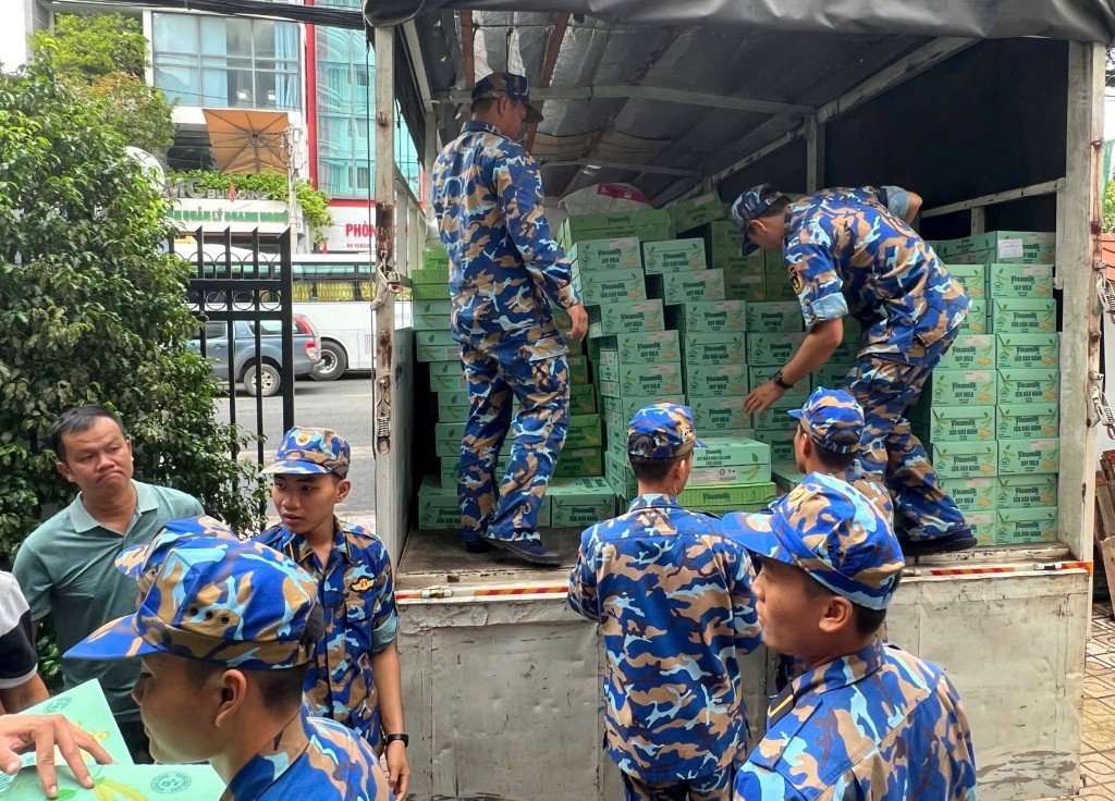 Vinamilk nhân đôi trách nhiệm khi mưa lũ: 160.000 sản phẩm cứu trợ đến với đồng bào Gia Lai, Đắk Lắk và Khánh Hòa