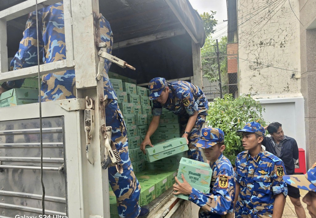 Vinamilk nhân đôi trách nhiệm khi mưa lũ: 160.000 sản phẩm cứu trợ đến với đồng bào Gia Lai, Đắk Lắk và Khánh Hòa