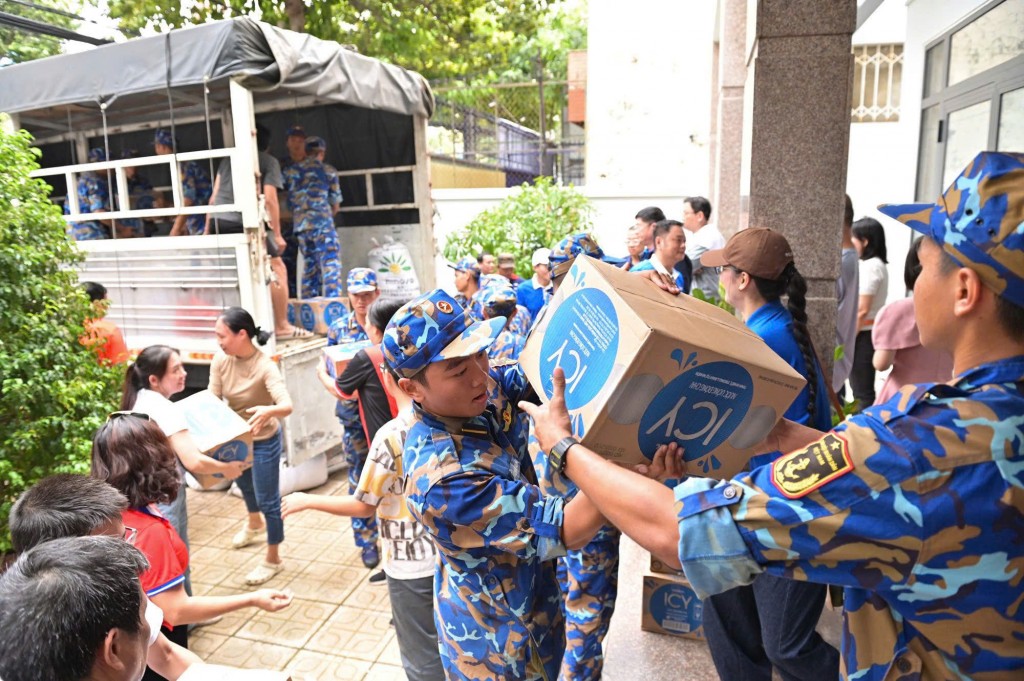 Vinamilk nhân đôi trách nhiệm khi mưa lũ: 160.000 sản phẩm cứu trợ đến với đồng bào Gia Lai, Đắk Lắk và Khánh Hòa