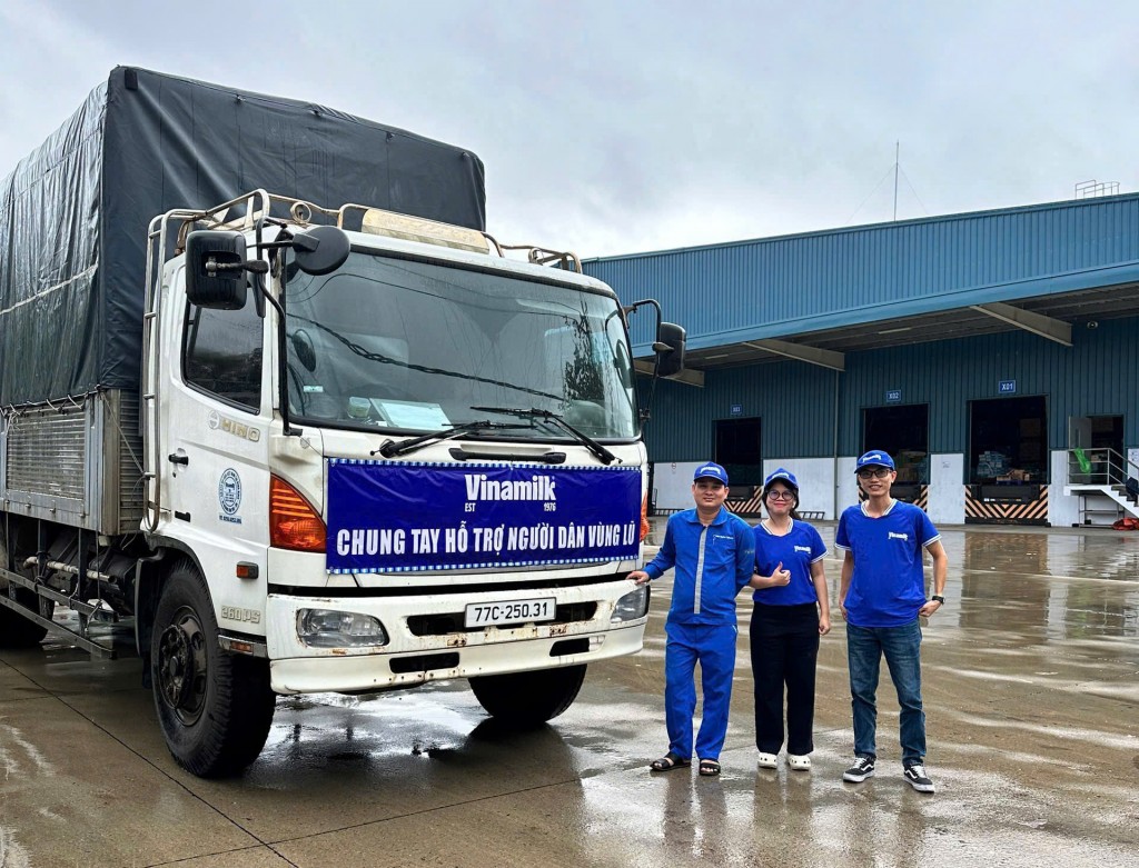 Vinamilk nhân đôi trách nhiệm khi mưa lũ: 160.000 sản phẩm cứu trợ đến với đồng bào Gia Lai, Đắk Lắk và Khánh Hòa