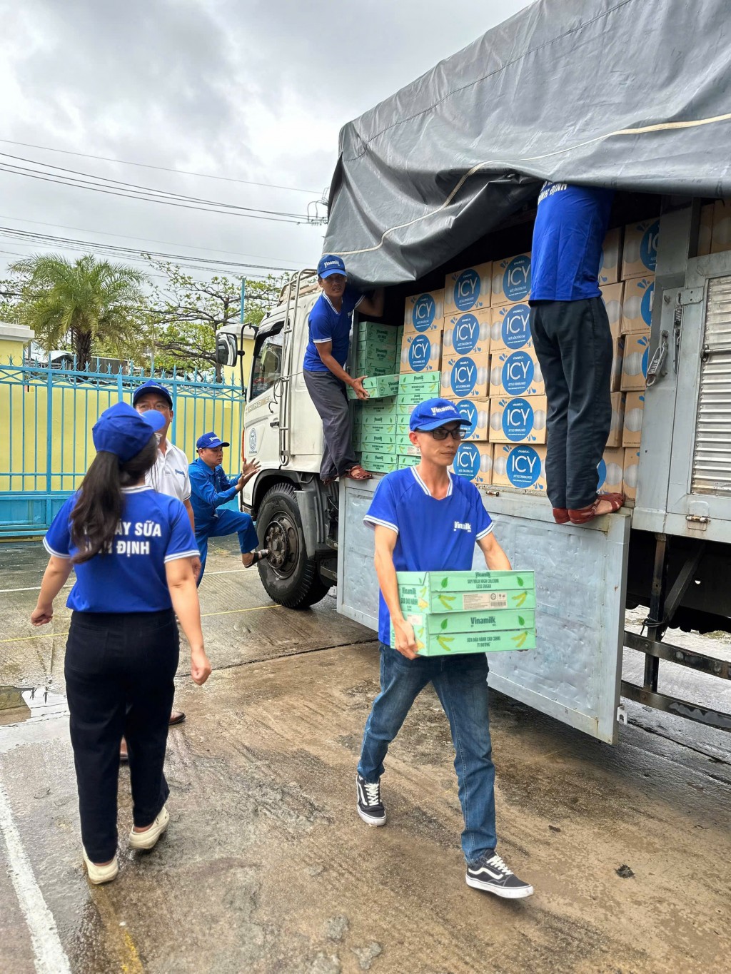 Vinamilk nhân đôi trách nhiệm khi mưa lũ: Hàng trăm ngàn sản phẩm cứu trợ đến với đồng bào Gia Lai, Đắk Lắk và Khánh Hòa