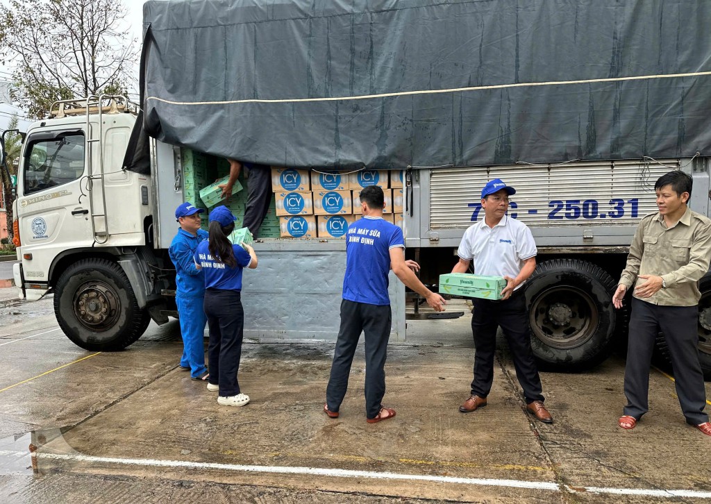 Vinamilk nhân đôi trách nhiệm khi mưa lũ: 160.000 sản phẩm cứu trợ đến với đồng bào Gia Lai, Đắk Lắk và Khánh Hòa