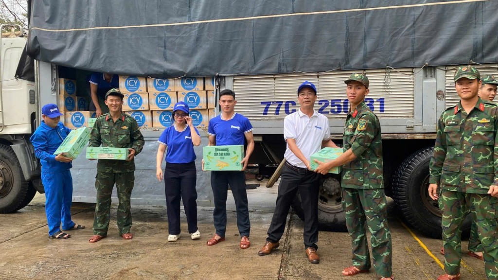 Vinamilk nhân đôi trách nhiệm khi mưa lũ: Hàng trăm ngàn sản phẩm cứu trợ đến với đồng bào Gia Lai, Đắk Lắk và Khánh Hòa