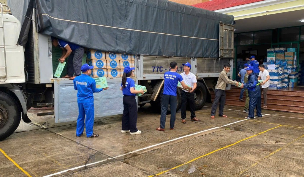 Vinamilk nhân đôi trách nhiệm khi mưa lũ: Hàng trăm ngàn sản phẩm cứu trợ đến với đồng bào Gia Lai, Đắk Lắk và Khánh Hòa