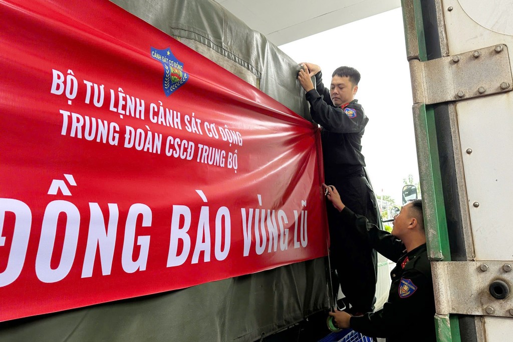 Lực lượng Cảnh sát cơ động tại Hà Nội và TP Hồ Chí Minh cùng hướng về miền Trung