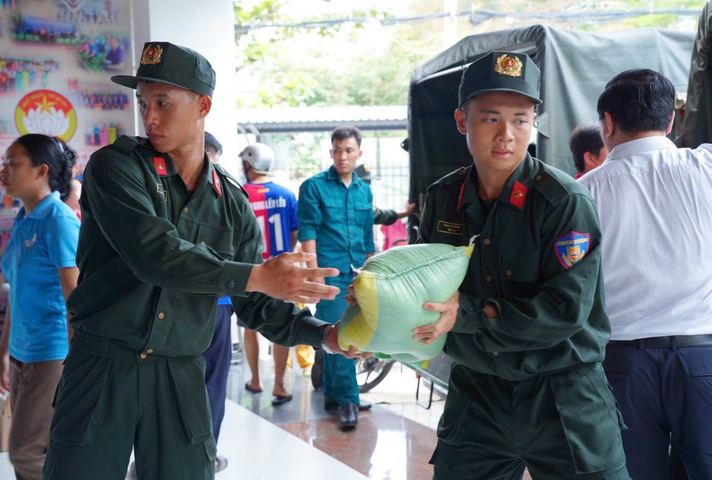 Lực lượng Cảnh sát cơ động tại Hà Nội và TP Hồ Chí Minh cùng hướng về miền Trung