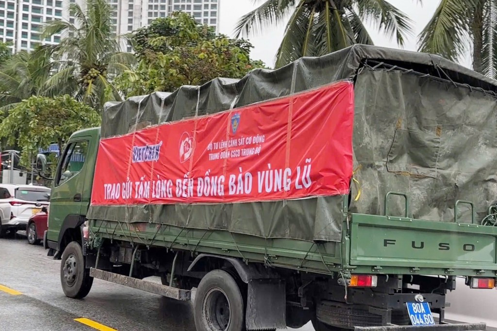 Lực lượng Cảnh sát cơ động tại Hà Nội và TP Hồ Chí Minh cùng hướng về miền Trung