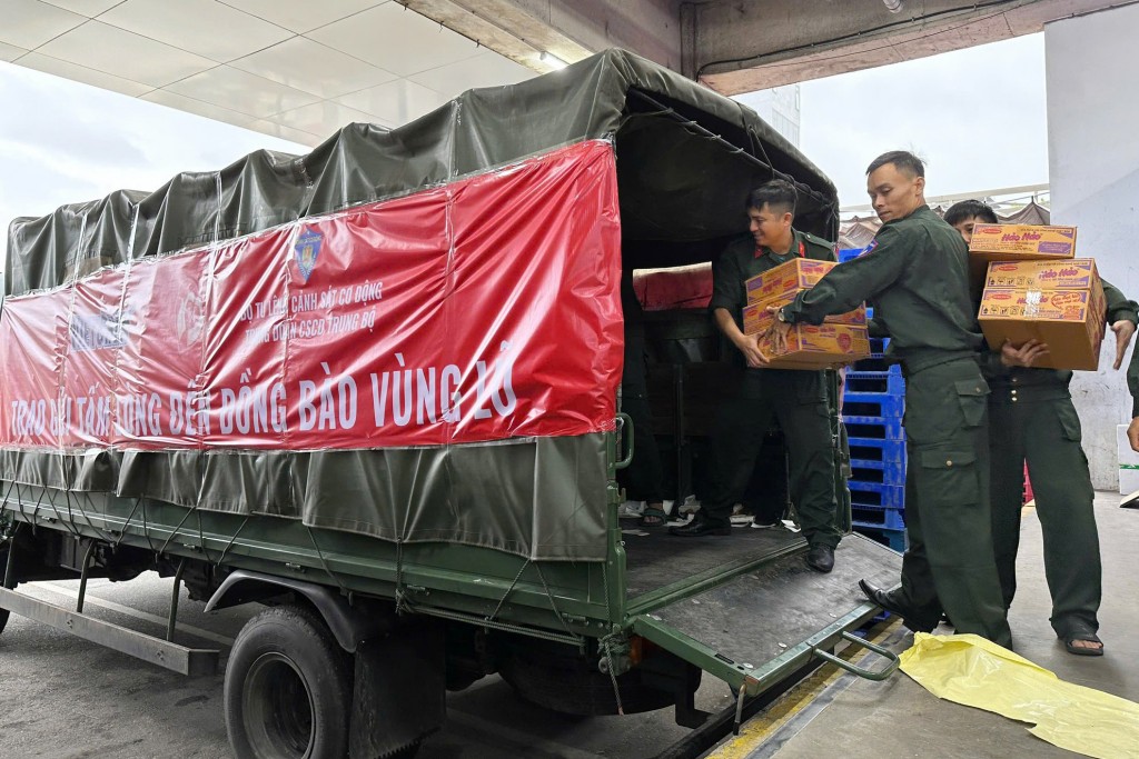 Lực lượng Cảnh sát cơ động tại Hà Nội và TP Hồ Chí Minh cùng hướng về miền Trung