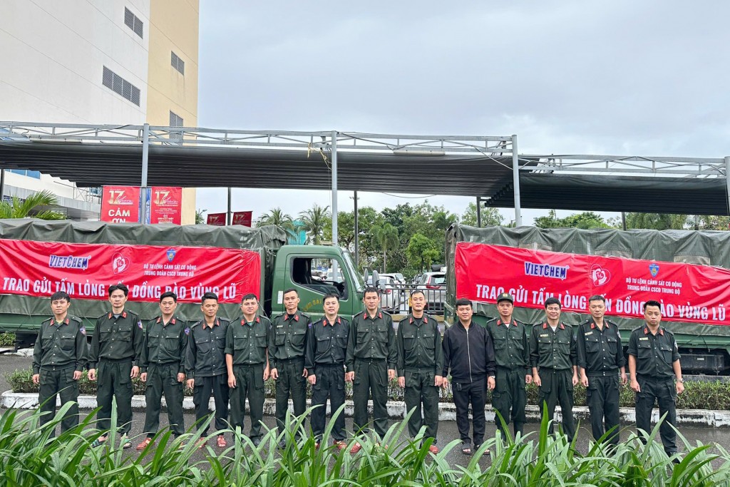 Lực lượng Cảnh sát cơ động tại Hà Nội và TP Hồ Chí Minh cùng hướng về miền Trung