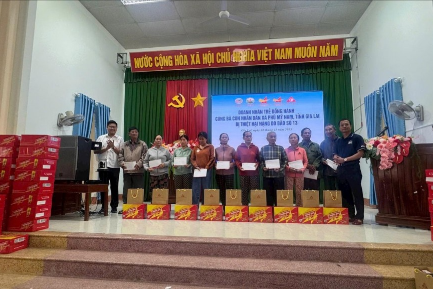 Hội Doanh nhân trẻ Việt Nam trao quà hỗ trợ nhân dân tỉnh Gia Lai.