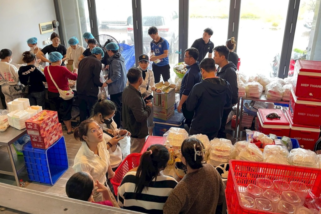 Hội Doanh nhân trẻ địa phương chuẩn bị hàng hóa, nhu yếu phẩm chuyển đến bà con các tỉnh, thành bị ảnh hưởng bão lũ