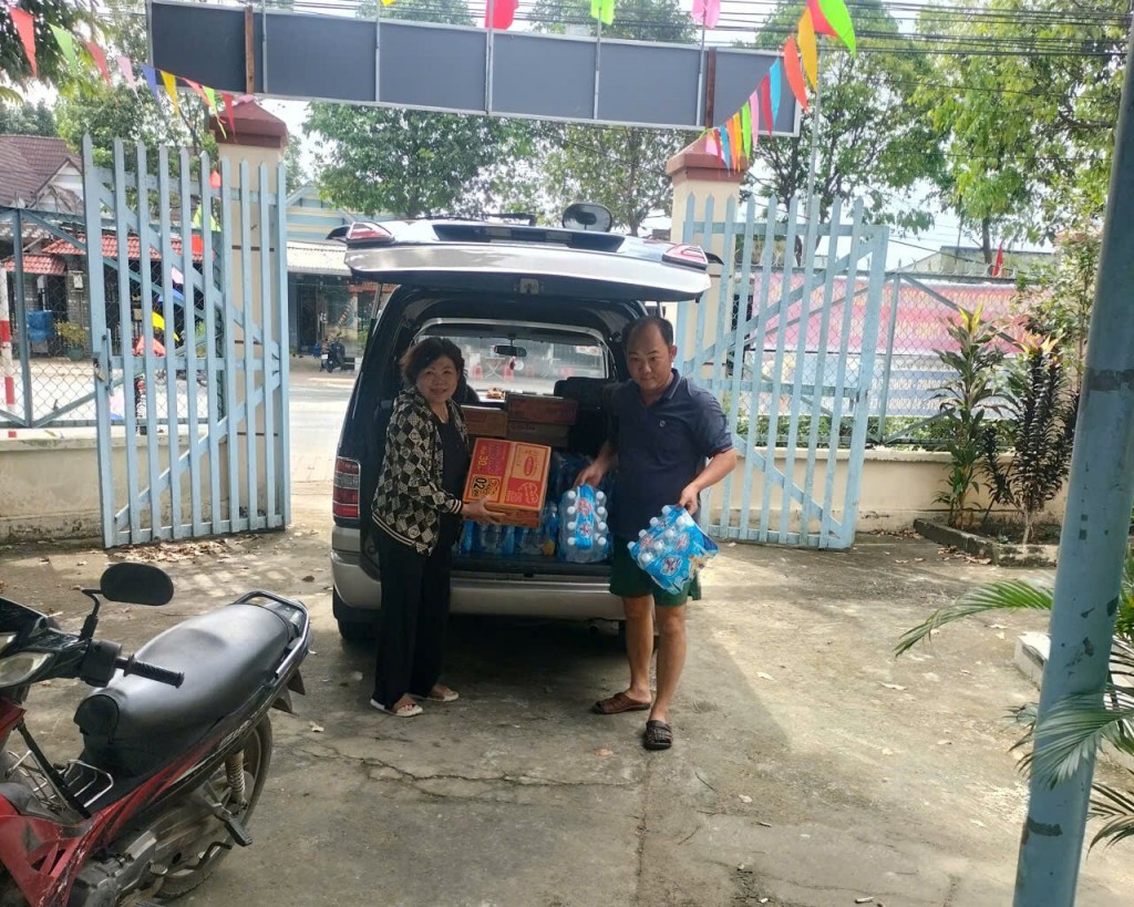 Từng thùng hàng, từng túi quà nghĩa tình liên tiếp được chuyển đi, ôm trọn tấm lòng hướng về miền Trung.