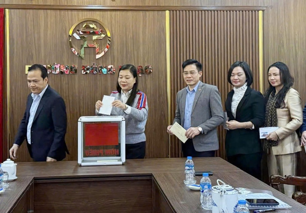 ãnh đạo phường Đông Ngạc ủng hộ đồng bào bị thiên tai. 