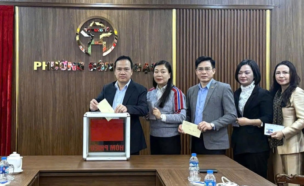 Nhân dân phường Đông Ngạc hướng về miền Trung - Tây Nguyên