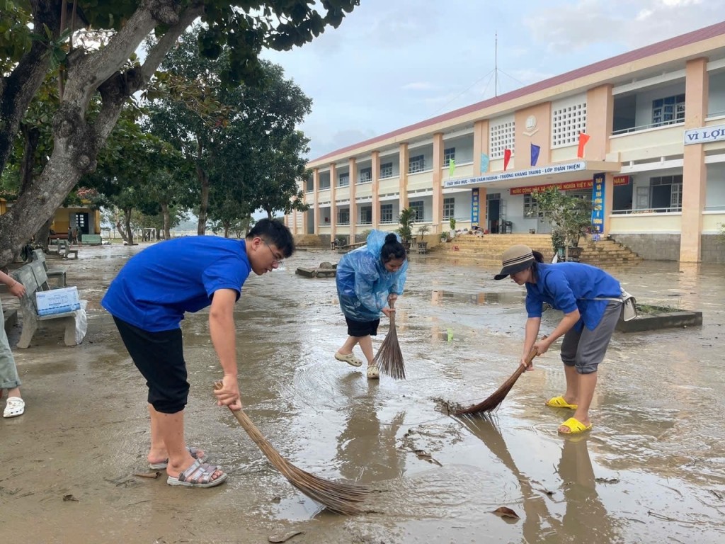 Đoàn viên thanh niên trong toàn tỉnh dọn vệ sinh tại các trường học trên địa bàn tỉnh Đoàn viên thanh niên trong toàn tỉnh dọn vệ sinh tại các trường học trên địa bàn tỉnh