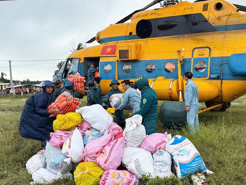 Trung đoàn 917, Sư đoàn 370 (Quân chủng Phòng Không - Không quân) tiếp tục thực hiện các chuyến bay cứu trợ nhân dân vùng lũ thuộc tỉnh Đăk Lăk (Ảnh: CTV) Trung đoàn 917, Sư đoàn 370 (Quân chủng Phòng Không - Không quân) tiếp tục thực hiện các chuyến bay cứu trợ nhân dân vùng lũ thuộc tỉnh Đăk Lăk (Ảnh: CTV)