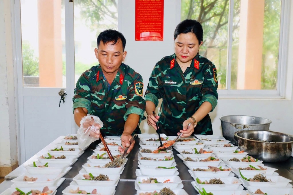 Giữa mưa lũ dồn dập ở khu vực phía Đông tỉnh Đắk Lắk, những bếp cơm dã chiến của bộ đội đỏ lửa mỗi ngày, mang bữa ăn nóng sưởi ấm bà con vùng ngập (Ảnh: CTV) Giữa mưa lũ dồn dập ở khu vực phía Đông tỉnh Đắk Lắk, những bếp cơm dã chiến của bộ đội đỏ lửa mỗi ngày, mang bữa ăn nóng sưởi ấm bà con vùng ngập (Ảnh: CTV)