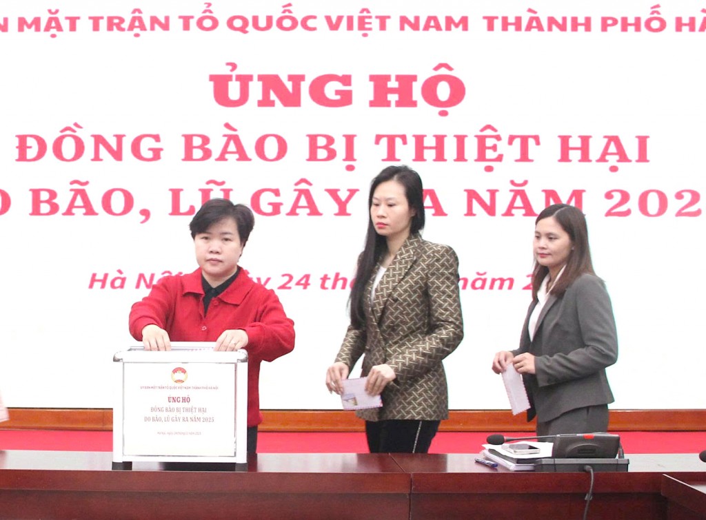 Cơ quan Ủy ban MTTQ TP Hà Nội ủng hộ đồng bào vùng lũ