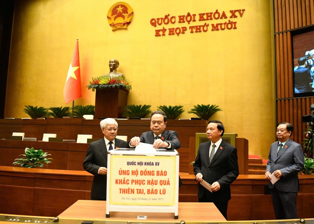 Lãnh đạo Quốc hội và các đại biểu quyên góp ủng hộ đồng bào bị ảnh hưởng bởi thiên tai