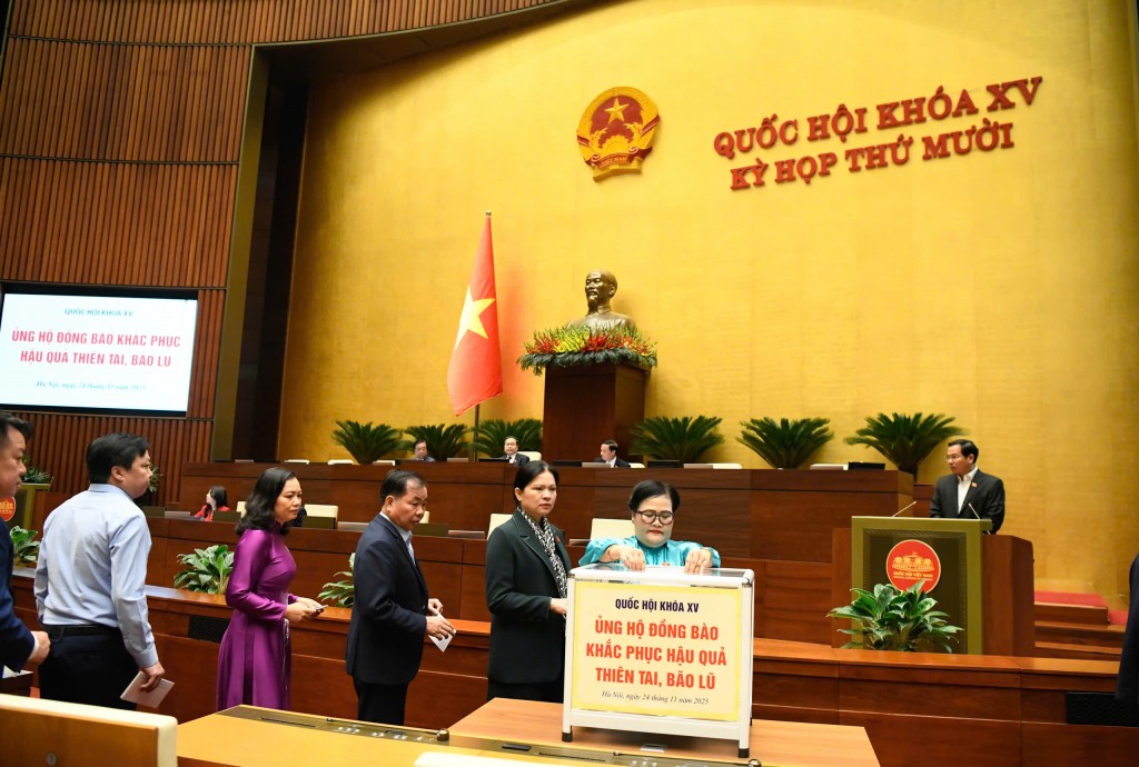 Quốc hội quyên góp ủng hộ đồng bào khắc phục thiên tai, bão lũ
