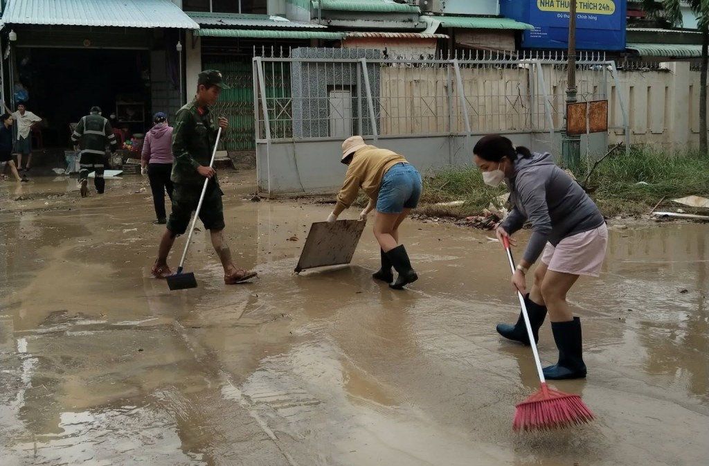 Các chiến sĩ cùng các y, bác sĩ bằng những dụng cụ từ chuyên dụng đến thô sơ cần mẫn thu dọn bùn đất