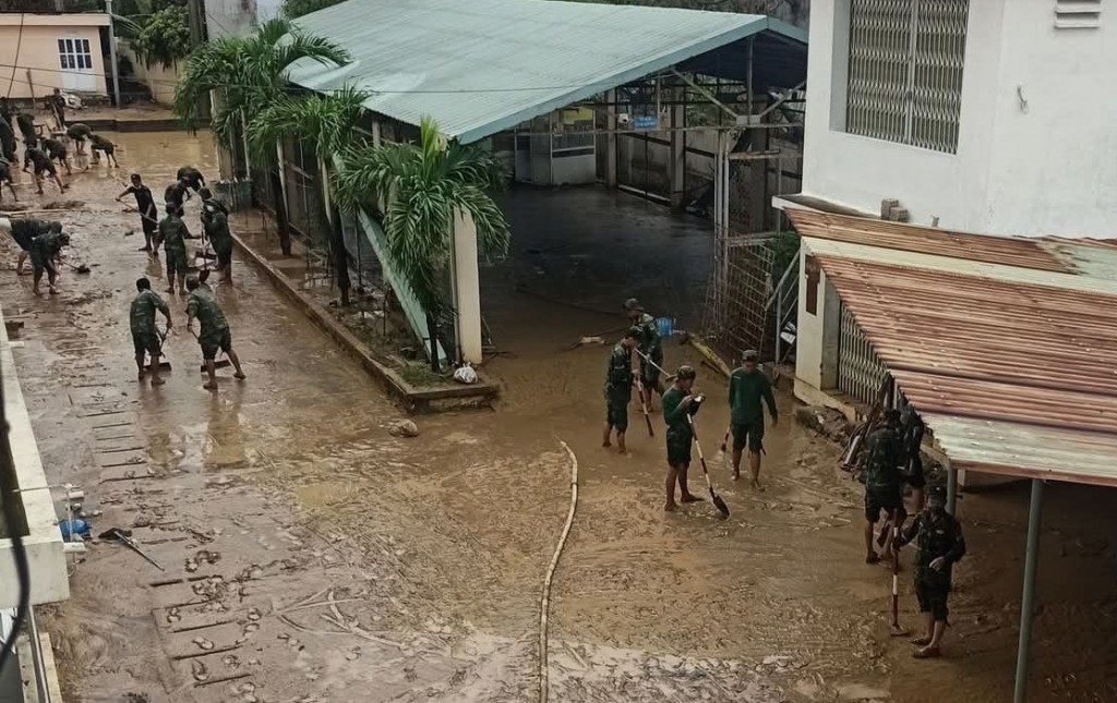 Sau nhiều ngày bệnh viện bị ngập sâu, nơi đây phủ đầy bùn sình, cành cây đổ và rác thải 