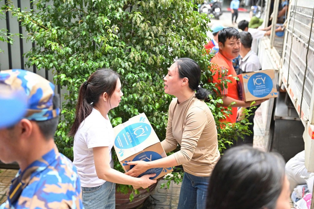 Những sản phẩm dinh dưỡng của Vinamilk được đón nhận để chuyển đến người dân vùng lũ - Ảnh: Vi Nam