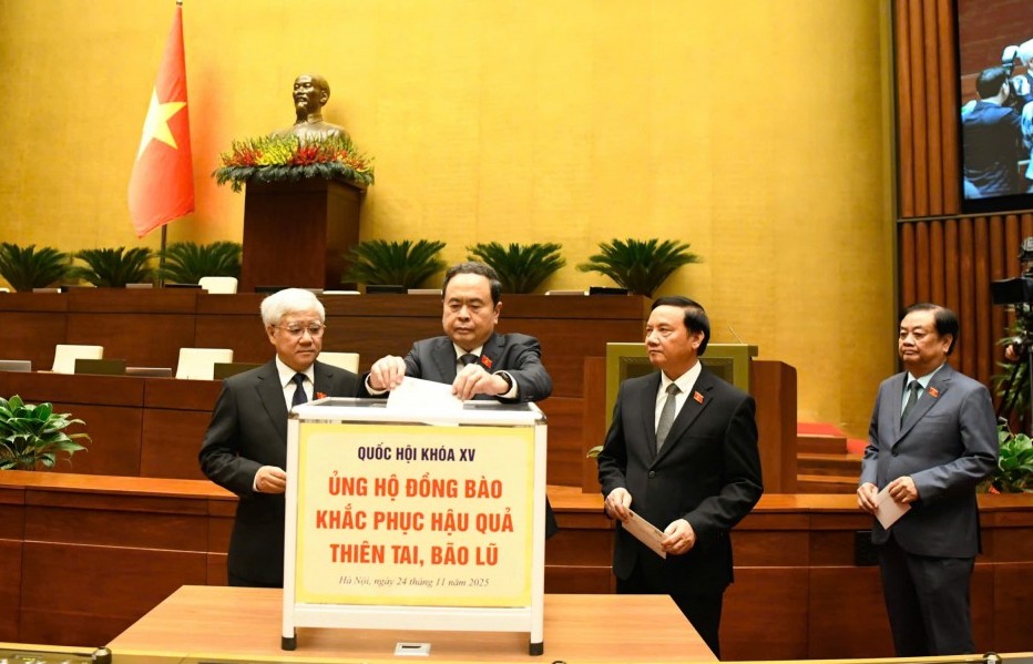 Quốc hội quyên góp ủng hộ đồng bào khắc phục thiên tai, bão lũ