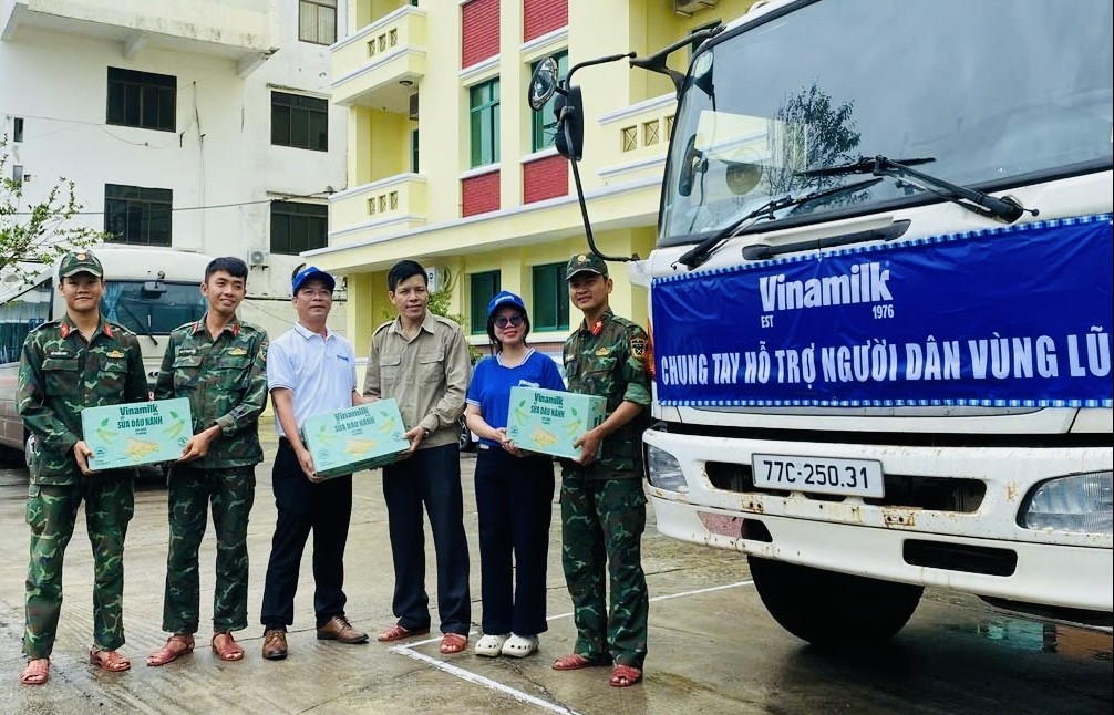 48 tấn sữa và nước uống của Vinamilk đến rốn lũ miền Trung và Tây Nguyên
