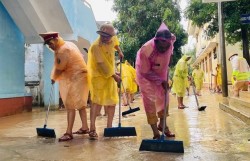 Gia Lai dốc toàn lực vệ sinh môi trường bệnh viện sau lũ
