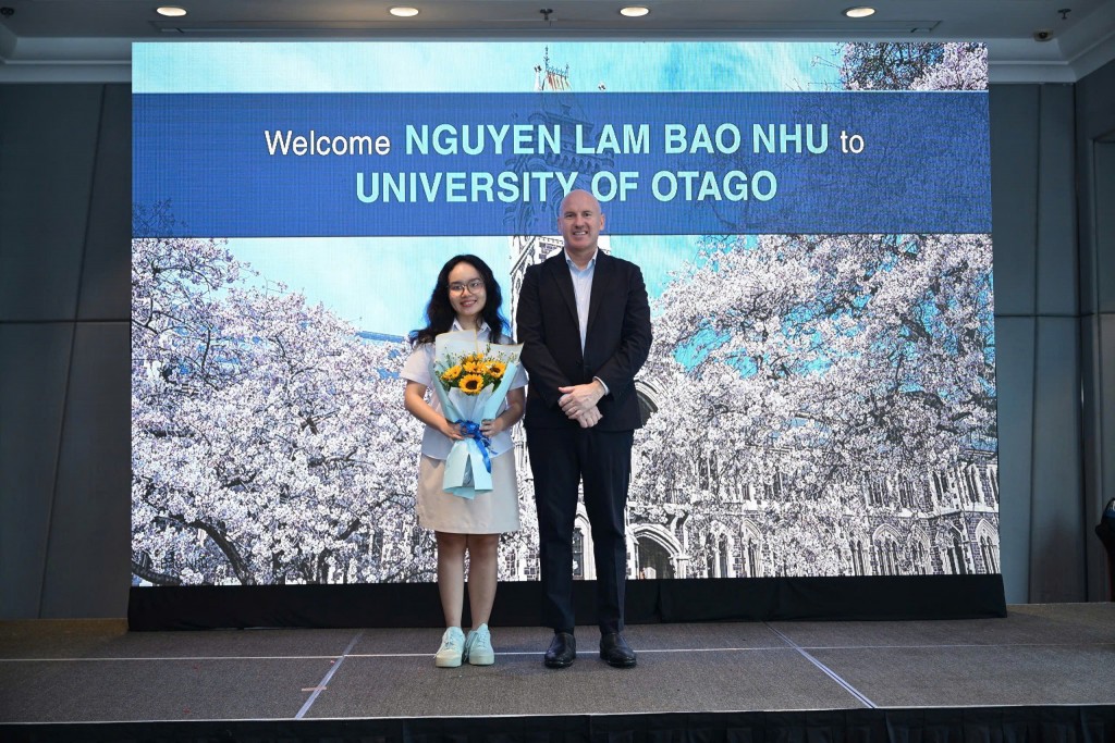 Khoảnh khắc ý nghĩa khi các học sinh NZUA đặt ngôi sao trên bản đồ New Zealand đánh dấu sự khởi đầu của hành trình tri thức mới