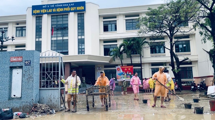 Cán bộ, chiến sĩ nỗ lực hoàn thành công tác vệ sinh môi trường để các bệnh viện sớm hoạt động bình thường trở lại