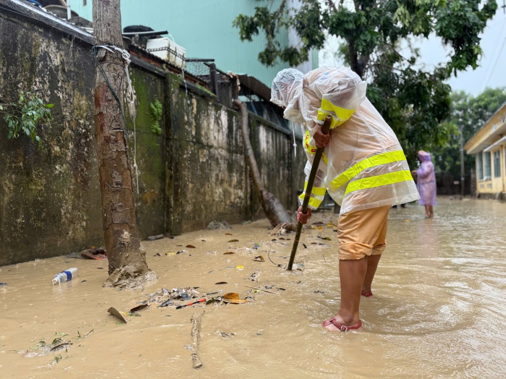 Sau đợt mưa lũ lịch sử đâu đâu cũng đặc quánh bùn, rác thải (Ảnh CA)
